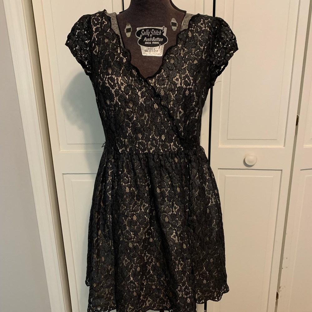 Elle Black and Tan Flutter Sleeve V-Neck Dress